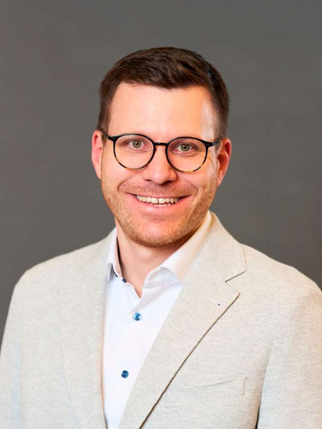 Philipp Mai, Vice President Engineering EMEA, Arrow Electronics: Wir zeigen unter anderem anderem eine Referenzplattform für leichte Elektrofahrzeuge (LEV), mit einen modularen Ansatz für die Entwicklung von Embedded-Systemen im Bereich urbane Mobilität. Zu den allgemeinen Technologiebereichen zählen Analog- und Leistungselektronik, Motorsteuerung und Robotik, Batteriemanagementsysteme, System-on-Modules (SoMs) sowie das Echtzeitbetriebssystem Zephyr für Embedded-Anwendungen. Unser Tochterunternehmen eInfochips wird einige Lösungen zu aktuellen Herausforderungen in der Entwicklung und im Systemdesign vorstellen, darunter eine Echtzeit-Medikamenteninspektion, welche die industrielle Fehlererkennung mithilfe von Edge-KI veranschaulicht, sowie eine Demonstration des Fernmanagements autonomer mobiler Roboter, die an verschiedenen Standorten operieren.
Halle 4A, Stand 342