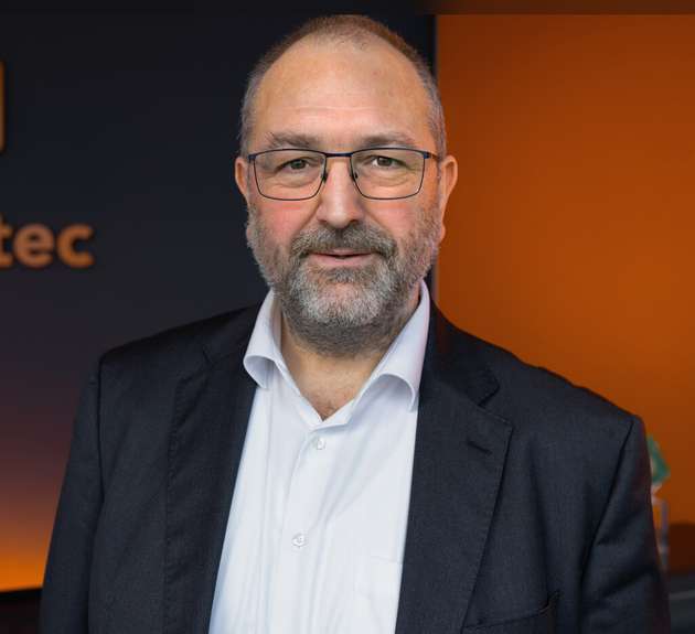 Konrad Garhammer, COO & CTO, Congatec: Wir erweitern unser applikationsfertiges aReady.COM Portfolio konsequent um Software, Services und Produkte. Besondere Highlights: Das industrieweit breiteste Computer-on-Module-Portfolio mit der neuen Intel Core Ultra Series 3 (Panther Lake), vorbereitet für industriellen Temperaturbereich und bis zu 180 TOPS KI-Beschleunigung bei hoher Energieeffizienz. Zudem präsentieren wir die AMD Ryzen AI Embedded P100-Serie auf COM Express Compact Type 6 als effizienten Einstieg in robuste Embedded-Edge-KI-Anwendungen. Mit unserem ersten COM-HPC Mini Modul mit Qualcomm Dragonwing IQ-X stärken wir das Arm-Ökosystem und bieten eine leistungsstarke Alternative zu bisherigen x86-Designs.
Halle 3, Stand 241