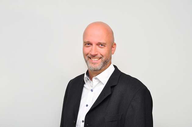 Axel Wieczorek, Head of Sales, Schukat Electronic: Schukat präsentiert Halbleiterprodukte von TSC und weitere Fokusprodukte für den europäischen Markt. Darunter sind die Mikro-SPS Arduino Opta mit IIoT-Funktionen und der Einplatinencomputer Arduino Uno Q mit Hochleistungs-MPU und Echtzeit-MCU. Außerdem stellt Schukat kompakte Schaltnetzteile der NSP-Serie von Mean Well mit PFC, hoher Spitzenleistung und digitaler Schnittstelle vor. Zudem zeigt der Distributor einphasige RACPRO1-S-Hutschienennetzteile von Recom. Ein Highlight unter den Lüftern ist der Gehäuselüfter MFC0251V21Q02US99 von Sunon mit einer Nennspannung von 12 VDC und zusätzlicher PWM-Steuerung. Im Bereich Optoelektronik liegt der Fokus auf den Smartwin TFT-Touch-Displays für HMI-Designs.
Halle 3A, Stand 318