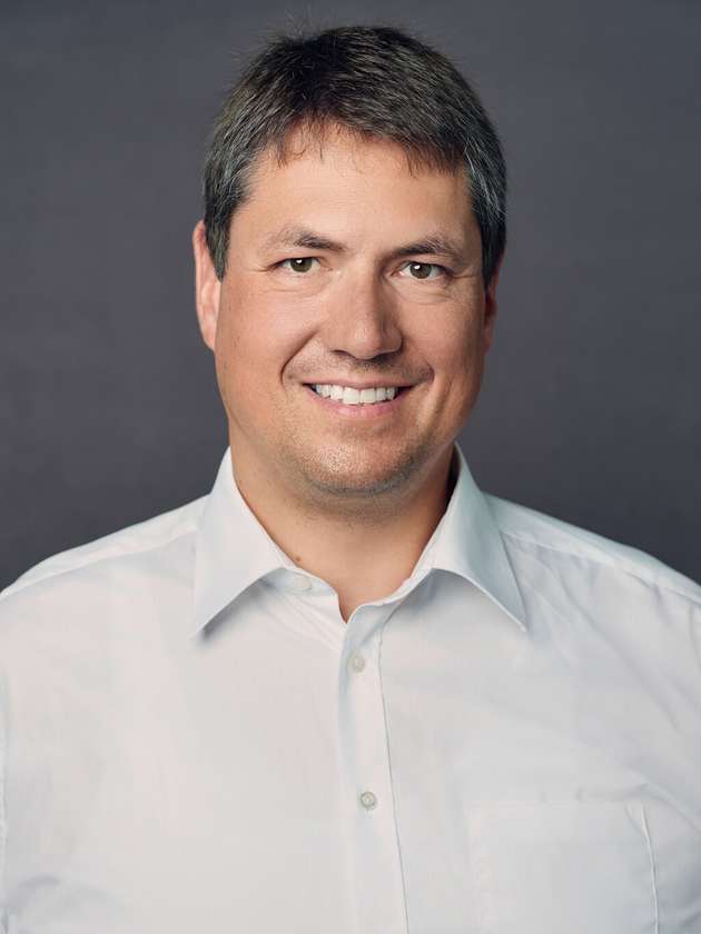 Martin Tenhumberg, Managing Director DACH, Traco: Auf der Embedded World 2026 präsentiert Traco Power leistungsfähige DC/DC-Wandlerlösungen für anspruchsvolle Embedded-Anwendungen. Im Fokus stehen die TEC3UI- und TEC6UI-Serien, die sich durch ihren außergewöhnlich breiten 8:1-Eingangsspannungsbereich (9–75 VDC) auszeichnen. Dieser ermöglicht den Einsatz in 12-, 24- und 48-V-Systemen mit nur einer Gerätevariante, vereinfacht das Design und reduziert Lager- und Entwicklungskosten. Die TEC3UI-Serie bietet 3 W Leistung im kompakten SIP-8-Gehäuse, während die TEC6UI-Serie 6 W für leistungshungrigere Anwendungen bereitstellt – beide optimal für industrielle und mobile Embedded-Systeme.
Halle 3A, Stand 520