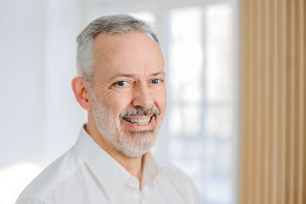 Thomas Crede, Pre-Sales Support, Wago: Auf der Embedded World 2026 zeigen wir, wie offene Systeme und zuverlässige Lösungen in der Praxis zusammenkommen – vom Leiterplattenanschluss bis zur skalierbaren Edge-Architektur. Mit dem neuen MCS MICRO im 2,54-mm-Raster setzen wir auf besonders kompakte Bauformen mit hoher Anschlussdichte und intuitiver, werkzeugloser Verdrahtung. Gleichzeitig adressieren wir mit dem nach IEC 62443-4-2 zertifizierten Compact Controller 100 steigende Cybersecurity-Anforderungen. Ergänzt wird das Portfolio durch unseren Wago Visualization And Control Hub, flexible Edge-Erweiterungen, das Web Panel 400 sowie den leistungsstarken Controller PFC300 für anspruchsvolle Automationsaufgaben.
Halle 1, Stand 220