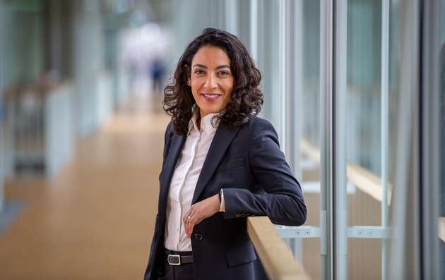 Nagat Karroum, Senior Vice President Strategy & Business Development bei Uniper Renewables: PPAs bieten Unternehmen langfristige Preisstabilität und direkten Zugang zu erneuerbarem Strom. Gleichzeitig sichern sie Projektentwicklern verlässliche Absatzperspektiven und erleichtern so die Finanzierung neuer Anlagen. Dadurch fördern PPAs den Ausbau erneuerbarer Energien. Besonders hybride PPAs, die Solar, Wind und Speicher kombinieren, entlasten Stromnetze hinsichtlich Erzeugungsschwankungen und kommen dem Kundenbedarf an verbrauchsnahen Erzeugungsprofilen entgegen. Das erhöht die Systemdienlichkeit neuer Projekte, reduziert Abregelung und verbessert die Planbarkeit der Stromversorgung für industrielle Abnehmer – ein indirekter, aber relevanter Beitrag zur Versorgungssicherheit.