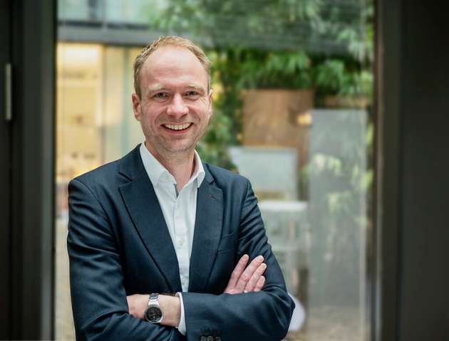 Patrick Koch, Head of Origination bei Statkraft: Grünstrom-PPAs ermöglichen den marktlichen Ausbau der Erneuerbaren außerhalb der EEG-Förderung, garantieren den Betreibern planbare Erlöse und sichern neuen Projekten die Finanzierung. PPAs, ergänzend zum EEG genutzt, sichern Residualrisken wie negative Preise ab. Ausgeförderten Wind- und Solaranlagen garantieren sie den Weiterbetrieb und halten bestehende Kapazitäten am Netz. Die Industrie nutzt maßgeschneiderte PPAs, um Nachhaltigkeitsziele mit grünem Strom aus Deutschland zu erfüllen und Preise abzusichern. Ergänzt durch Speicherlösungen gelingt die Abfederung von Erzeugungs- und Preisschwankungen und die Planbarkeit und Resilienz gegenüber Volatilitäten auf dem Strommarkt werden erhöht.