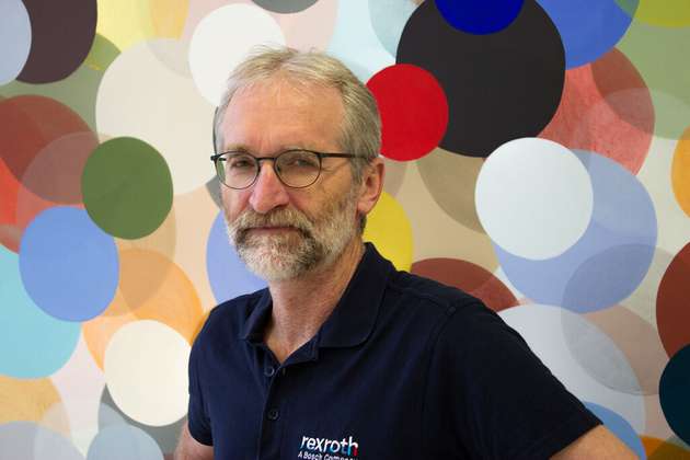 Leo Pototzky, Leiter Nachhaltigkeit bei Bosch Rexroth: Zum einen setzen wir weiter Maßnahmen zur Dekarbonisierung an unseren Standorten um. Darunter fällt beispielsweise der Ersatz von mit fossilen Brennstoffen betriebenen Heizungsanlagen durch Wärmepumpen und die Nutzung von Abwärme. Außerdem arbeiten wir an der Umsetzung unseres Smart-Energy-Data-Konzepts. Das heißt: Wir nutzen zunächst Energy Management Software für automatisierte Energieverbrauchsanalysen. Damit können wir die volle Transparenz der Energieverbraucher herstellen und Einsparpotenziale identifizieren. Langfristig nutzen wir diese Analysen für den Ausbau eines Demand Side Managements und binden dort auch Wetterprognosen ein. Wenn wir künftig flexibel auf ein volatiles Stromangebot reagieren können, lassen sich die Stromkosten weiter senken.