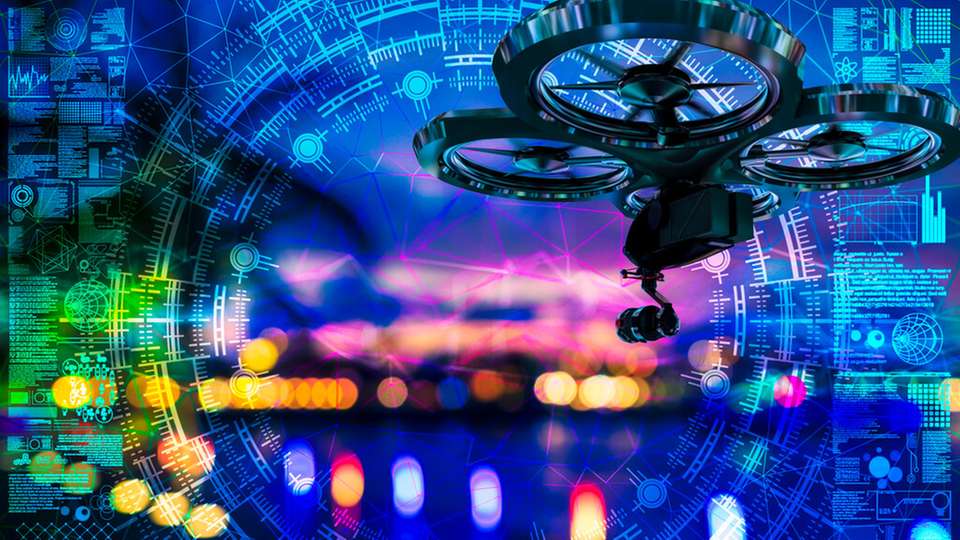 Ein passives Multi‑Sensor‑System aus Radar, Hochfrequenz‑Funk und Kamera/IR‑Technik erkennt Drohnen über KRITIS‑Geländen, liefert Telemetriedaten und führt sie zu einem 3D‑Echtzeit‑Lagebild zusammen.