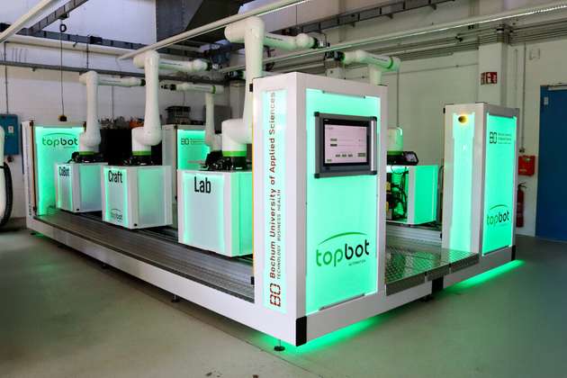 Die grüne Beleuchtung zeigt, dass die Roboter einsatzbereit sind und alles sicher ist. Sobald jemand zu nah an einem der Roboterarme steht, schaltet die Beleuchtung auf rot und die Roboter stoppen.