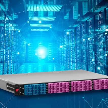 Das PreCONNECT‑SMAP‑G2‑UHD‑19‑Zoll‑System bildet die Basis der umgesetzten passiven IT‑Infrastruktur an zwei Rechenzentrumsstandorten.