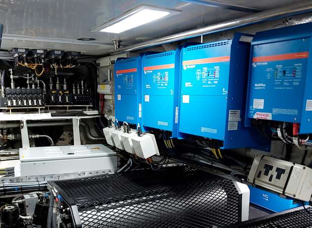 Enge Platzverhältnisse, Korrosion, Temperaturwechsel und Vibrationen in Verbindung mit nationalen Vorschriften, Brandschutzbestimmungen sowie Prüfverfahren der jeweiligen Klassifikationsgesellschaften führen zu höheren elektrotechnischen Anforderungen im maritimen Bereich als bei Installationen an Land.