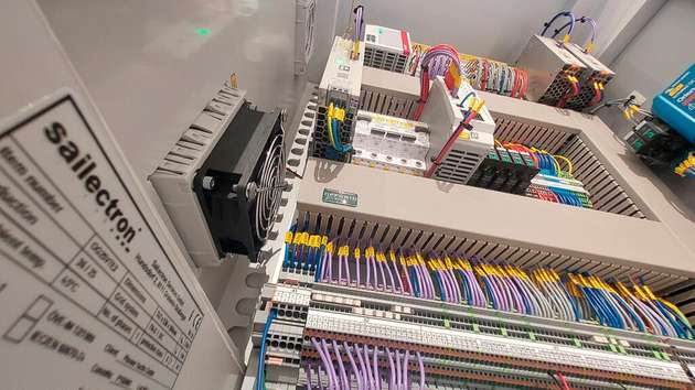 Die Schaltschränke werden bei Sailectron Services in Österreich gefertigt und zur Installation zu den Schiffen transportiert. Der Aufbau der Schränke erfolgt mit dem Modul Cabinet Engineering aus WSCAD ELECTRIX.