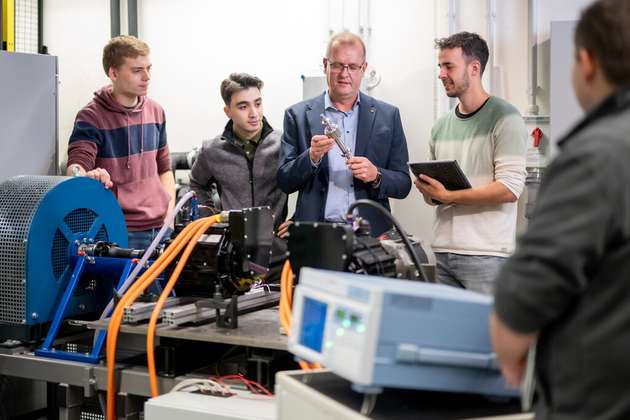 Prof. Dr. Markus Thoben (Mitte) leitet das ODYSSEV-Projekt an der FH Dortmund. Gemeinsam mit Partnern in acht europäischen Ländern wollen er und sein Team E-Autos und ihre Motoren für Hochvolt-Technologien weiterentwickeln.