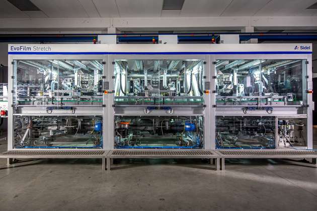In der Verpackungslösung EvoFilm Stretch mit Stretchfolien-Technologie arbeiten zehn Antriebe aus dem Automatisierungsbaukasten Movi-C von SEW-Eurodrive synchron zusammen.
