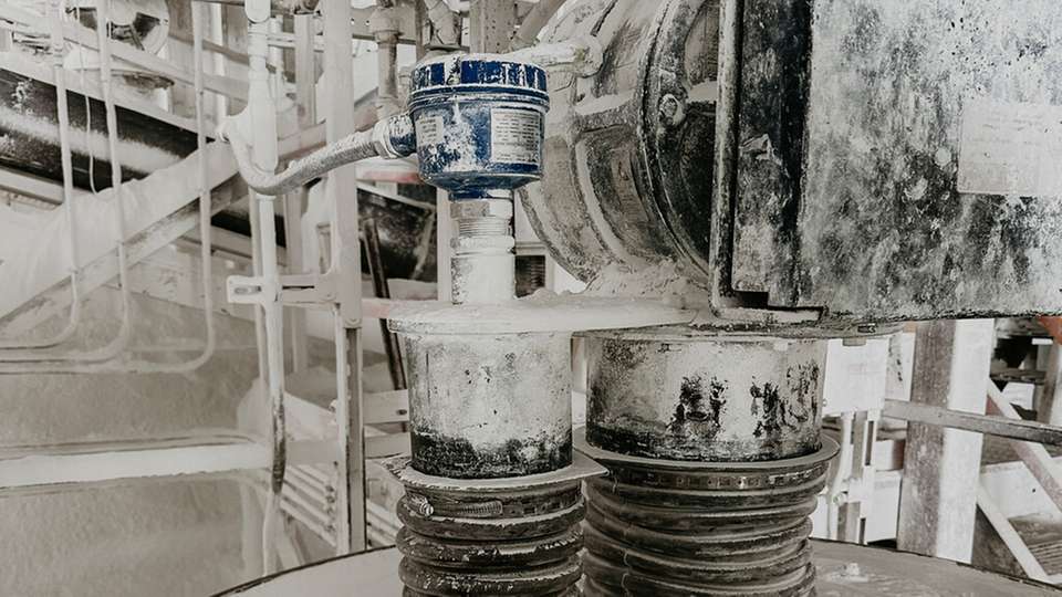 Die Vollmelder Vibranivo VN 4020 und Rotonivo RN 6001 werden vertikal an den Silooberseiten montiert und erfassen so zuverlässig die Grenzstände bei abrasiven Zinkpulver.