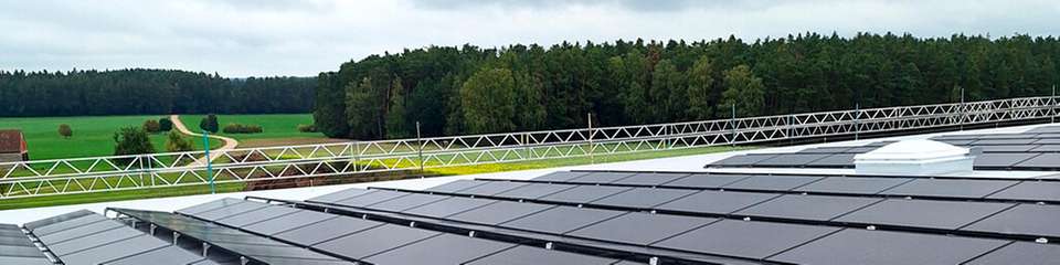 Leichtbau-PV: Die Erschließung lastkritischer Dächer ist weniger eine Frage der verfügbaren Fläche als der richtigen Systementscheidung.