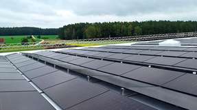 Leichtbau-PV: Die Erschließung lastkritischer Dächer ist weniger eine Frage der verfügbaren Fläche als der richtigen Systementscheidung.