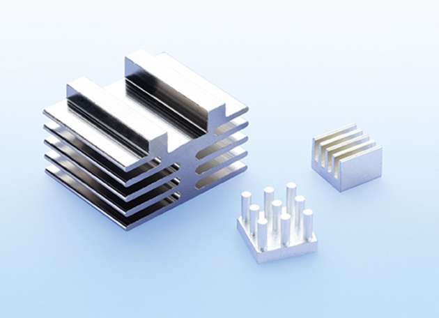 Leiterplatten-Kühlkörper in unterschiedlichen Bauformen: Profilkühlkörper mit Lamellen sowie Varianten mit Pins zur Montage auf der Platine.