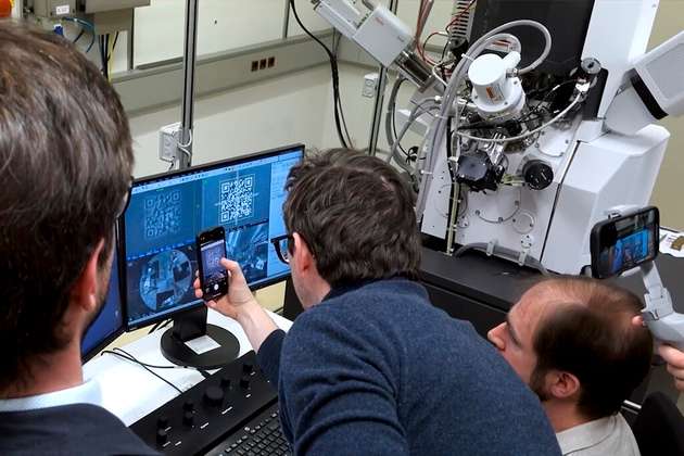 Das Team überprüft den QR-Code.