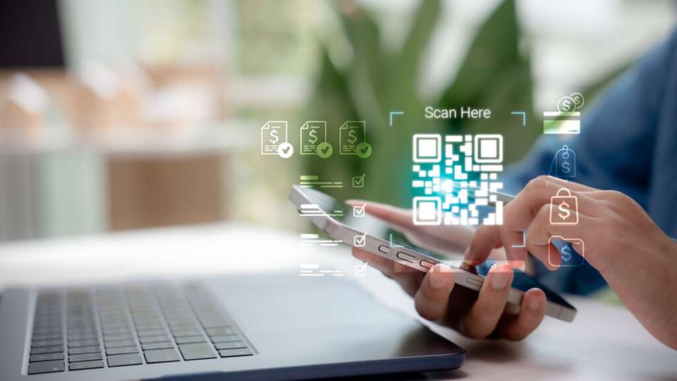 Der nur mikrometergroße QR‑Code wurde mithilfe fokussierter Ionenstrahlen in eine keramische Dünnschicht gefräst und zeigt, wie sich Daten in extrem stabilen Materialien langfristig und energieunabhängig speichern lassen.