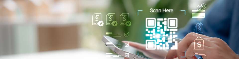 Der nur mikrometergroße QR‑Code wurde mithilfe fokussierter Ionenstrahlen in eine keramische Dünnschicht gefräst und zeigt, wie sich Daten in extrem stabilen Materialien langfristig und energieunabhängig speichern lassen.