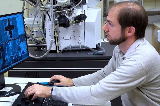 Walter Schachinger bereitet das Experiment vor.