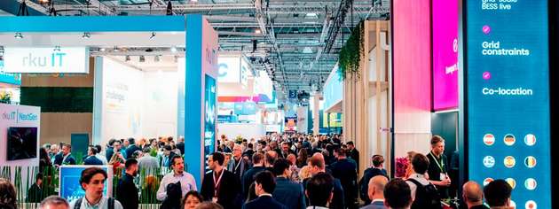 Volle Messehallen auf der E-world: Internationale Fachbesucher informieren sich über Lösungen rund um Energiewende, KI, Speicher und Sicherheit.