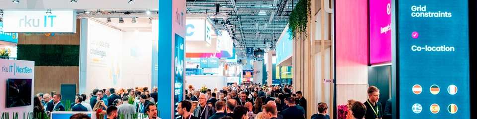 Volle Messehallen auf der E-world: Internationale Fachbesucher informieren sich über Lösungen rund um Energiewende, KI, Speicher und Sicherheit.