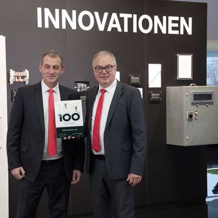Die Geschäftsführer Mario De Marco (links) und Uwe Scharf mit der Auszeichnung „Top 100“: „Von unserer Innovationskraft und unseren Lösungen profitieren Kunden auf der ganzen Welt.“