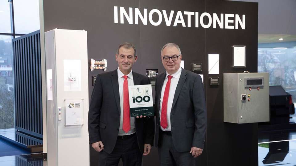 Die Geschäftsführer Mario De Marco (links) und Uwe Scharf mit der Auszeichnung „Top 100“: „Von unserer Innovationskraft und unseren Lösungen profitieren Kunden auf der ganzen Welt.“