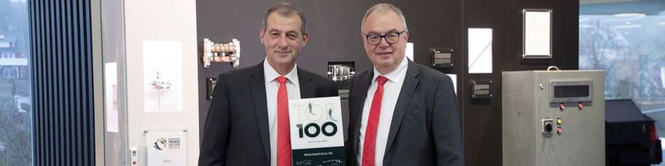 Die Geschäftsführer Mario De Marco (links) und Uwe Scharf mit der Auszeichnung „Top 100“: „Von unserer Innovationskraft und unseren Lösungen profitieren Kunden auf der ganzen Welt.“