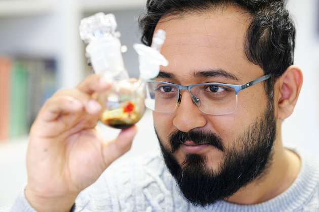 Ankur, Doktorand von Professor David Scheschkewitz, betrachtet die Probe mit Pentasilacyclopentadienid.