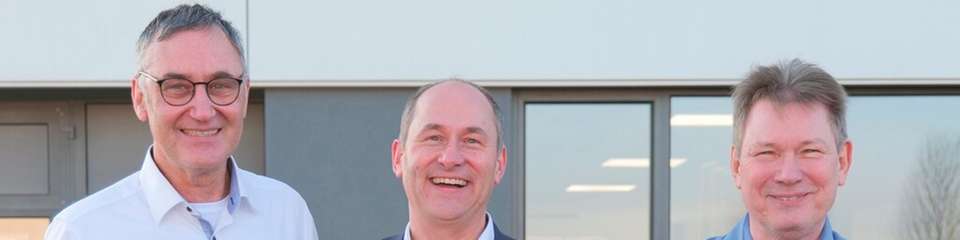 Vertreter von Heitec und Artschwager + Kohl nach der Übernahme: Der Zukauf soll das Portfolio für Intralogistik- und Lagerlogistiklösungen erweitern.