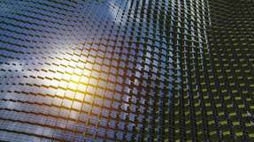 Forscher des Institute of Science and Technology Austria (ISTA) erklären, warum Perowskit-Solarzellen trotz vieler Defekte effizient sind.