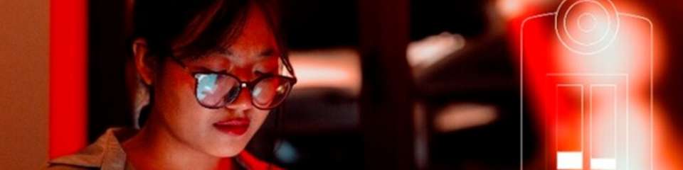 Für eine brillante und natürliche Farbwiedergabe unter allen Bedingungen: Moderne Spektralsensoren arbeiten unsichtbar hinter dem OLED-Display und sorgen dafür, dass die Anzeige ihre Farbe und Helligkeit perfekt an das Umgebungslicht anpasst.