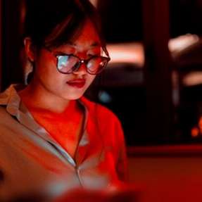 Für eine brillante und natürliche Farbwiedergabe unter allen Bedingungen: Moderne Spektralsensoren arbeiten unsichtbar hinter dem OLED-Display und sorgen dafür, dass die Anzeige ihre Farbe und Helligkeit perfekt an das Umgebungslicht anpasst.