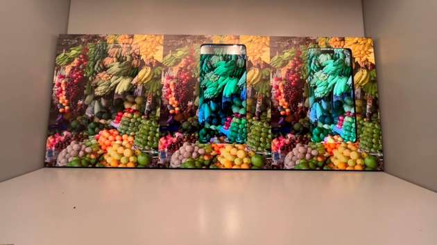 Papierähnliche Farbanpassung (ams OSRAM-Demosmartphone links) im Vergleich zur Farbanpassungsleistung anderer Smartphones bei geringer Helligkeit und warmweißem Licht.