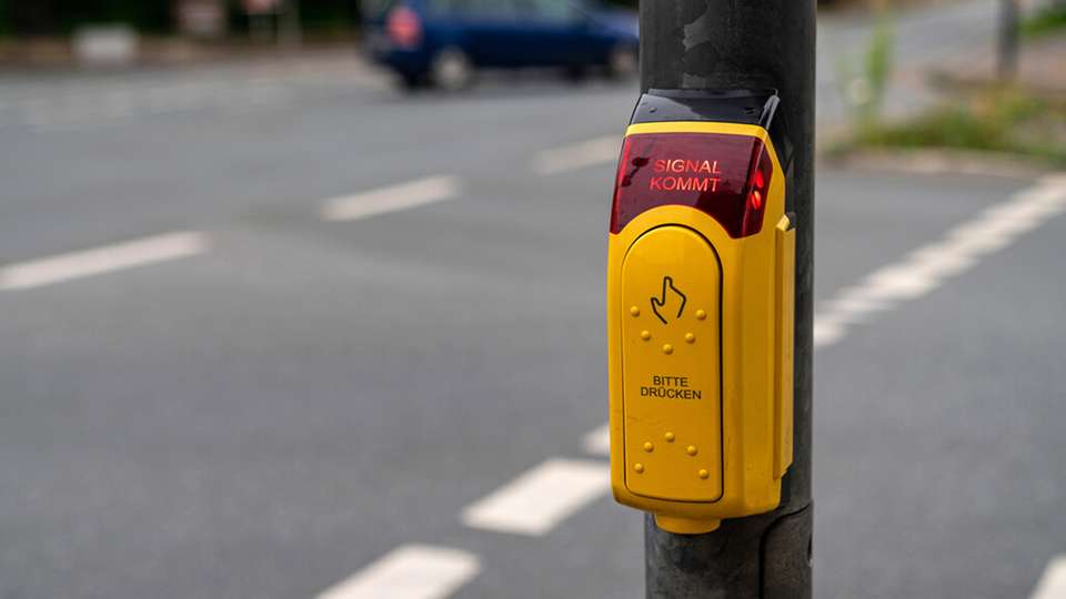 Resiliente Lieferketten verbinden Strategie, Risikomanagement und digitale Systeme. Durch Transparenz über Abhängigkeiten, KI-basierte Prognosen und standardisierte Datenflüsse wird die Reaktionsfähigkeit erhöht.