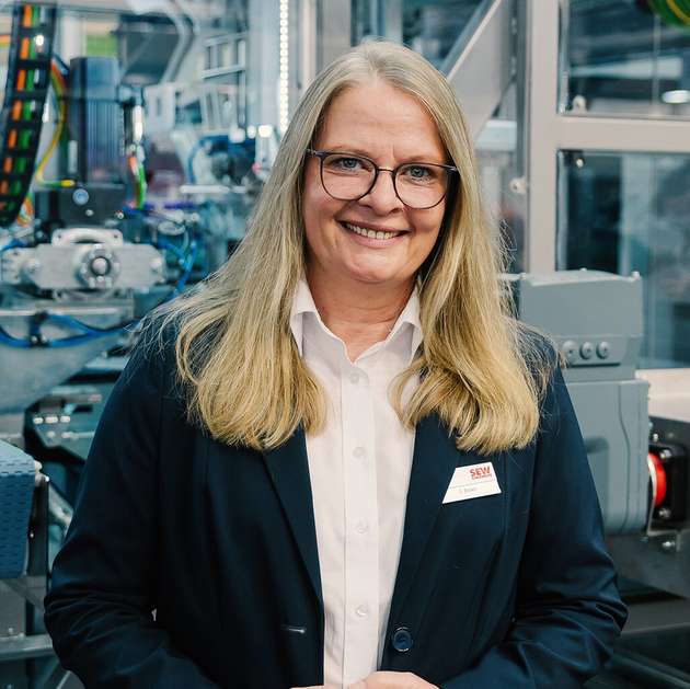 Sandra Becker, Marketing Manager Machine Automation bei SEW-Eurodrive, sagt: „Wir sind stolz darauf, gemeinsam mit Sidel die EvoFilm Stretch Maschine realisiert zu haben, welche zentrale Funktionen wie die Folienabwicklung, das hochpräzise Wickeln und das Handling von Multipacks nahtlos in einem System vereint. Durch den gezielten Einsatz der Automatisierungstechnologie von SEW-Eurodrive zur Steuerung und Synchronisation aller Bewegungsabläufe setzt diese Anlage neue technologische Maßstäbe in der Getränkeindustrie. Ein entscheidender Vorteil für die Anwender liegt in der enormen Effizienzsteigerung: Durch den Wechsel von Schrumpf- auf Stretchfolie können bis zu 90 Prozent Energie und rund 50 Prozent an Verpackungsmaterial eingespart werden. Unsere ganzheitliche Automatisierungslösung, die intelligente Steuerungssysteme, Umrichter, Getriebemotoren (sowohl dezentral als auch zentral) sowie eine leistungsstarke Softwareplattform umfasst, ist dabei perfekt auf moderne, modulare Maschinendesigns abgestimmt. Mit dieser Lösung unterstreichen wir unseren Anspruch, Kunden weltweit durch technologische Exzellenz und maßgeschneiderte Unterstützung dabei zu begleiten, ihre spezifischen Herausforderungen erfolgreich zu meistern.“