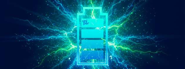 Großbatteriespeicher gleichen die Volatilität aus, die durch den Ausbau erneuerbarer Energien entsteht: Sie stabilisieren Netze mit Regelenergie, nutzen Preisschwankungen am Markt und senken in der Industrie mittels Peak Shaving die Energiekosten.