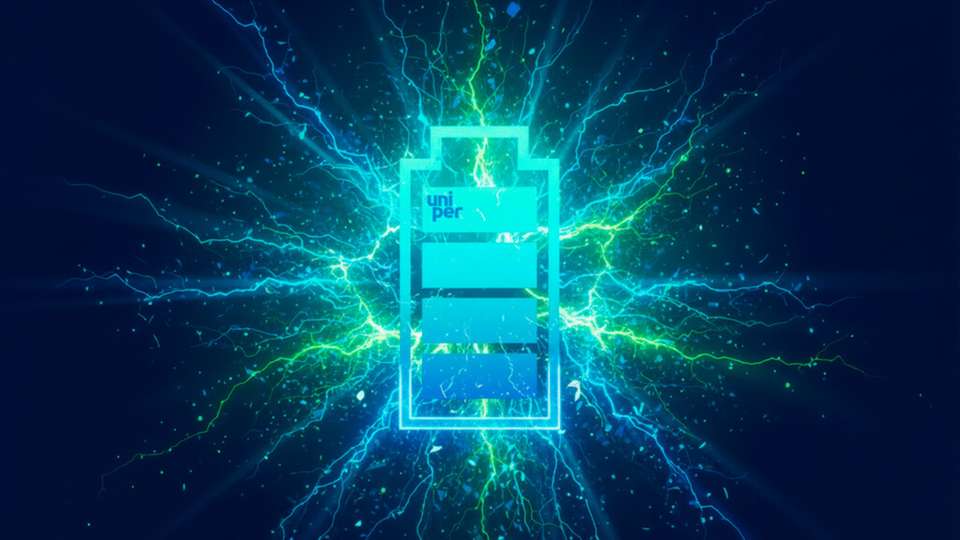 Großbatteriespeicher gleichen die Volatilität aus, die durch den Ausbau erneuerbarer Energien entsteht: Sie stabilisieren Netze mit Regelenergie, nutzen Preisschwankungen am Markt und senken in der Industrie mittels Peak Shaving die Energiekosten.