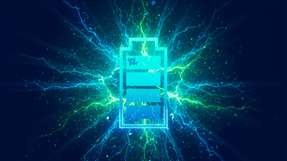 Großbatteriespeicher gleichen die Volatilität aus, die durch den Ausbau erneuerbarer Energien entsteht: Sie stabilisieren Netze mit Regelenergie, nutzen Preisschwankungen am Markt und senken in der Industrie mittels Peak Shaving die Energiekosten.