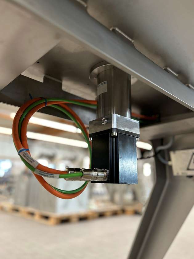 Die Motoren am Drehteller der Rundlaufstanzmaschine müssen spritwassergeschützt sein, da die Anlagen in der Lebensmittelindustrie intensiv gereinigt werden.