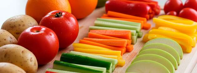 Die Rundlaufstanze FS-3600 Multicut schneidet Obst und Gemüse in Sticks, Scheiben oder Ecken. Sie wird per Touchscreen bedient und erreicht eine Stanzleistung von bis zu 4.000 Stück pro Stunde.