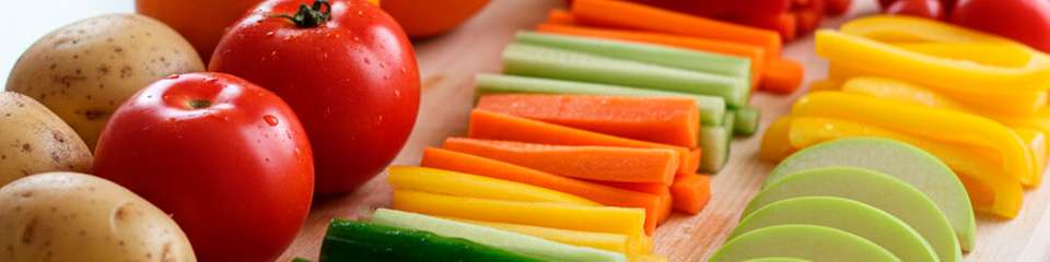 Die Rundlaufstanze FS-3600 Multicut schneidet Obst und Gemüse in Sticks, Scheiben oder Ecken. Sie wird per Touchscreen bedient und erreicht eine Stanzleistung von bis zu 4.000 Stück pro Stunde.