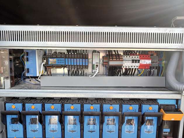 UMG 801 eingebaut in eine Ortsnetzstation.