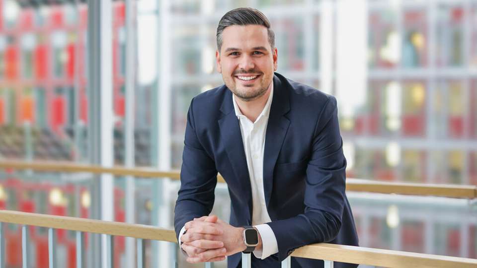 Im Interview erklärt Nils Beenen Managing Director bei Uniper Energy Sales, wie Batteriespeicherprojekte durch Machbarkeitsstudien, eine geeignete Auslegung und Vermarktungsstrategien gegen regulatorische und wirtschaftliche Risiken abgesichert werden können.