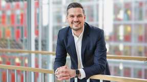 Im Interview erklärt Nils Beenen Managing Director bei Uniper Energy Sales, wie Batteriespeicherprojekte durch Machbarkeitsstudien, eine geeignete Auslegung und Vermarktungsstrategien gegen regulatorische und wirtschaftliche Risiken abgesichert werden können.