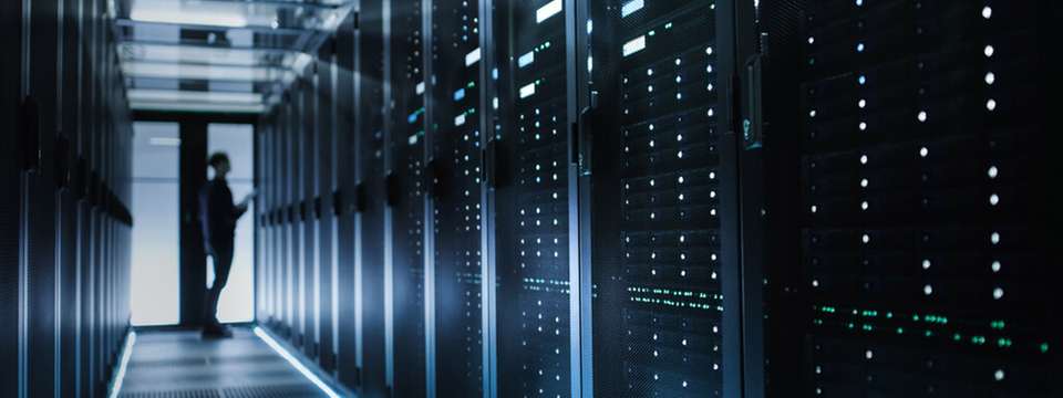 NIS2 bezieht Lieferkette, Cloud-Dienste und Softwareanbieter ein und verlangt 24‑Stunden‑Meldungen, dokumentiertes Risikomanagement sowie Backup‑ und Disaster‑Recovery‑Prozesse.