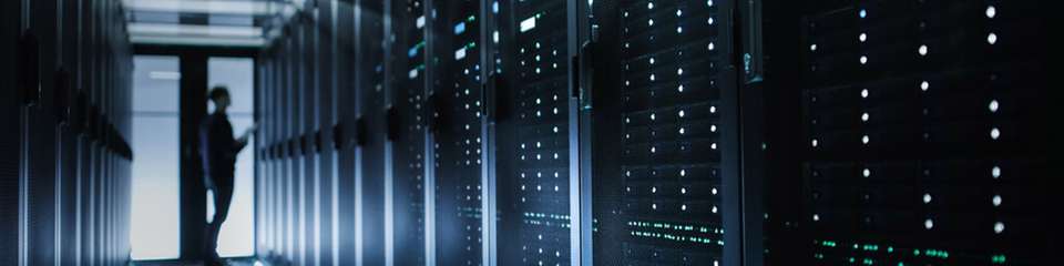 NIS2 bezieht Lieferkette, Cloud-Dienste und Softwareanbieter ein und verlangt 24‑Stunden‑Meldungen, dokumentiertes Risikomanagement sowie Backup‑ und Disaster‑Recovery‑Prozesse.