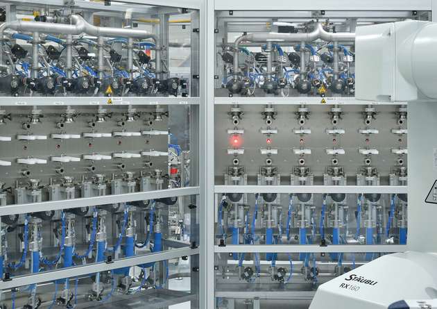 In einem Prüfstand für Dialysefilter arbeiten zum Beispiel mehr als 600 Membranventile im Rohrumformgehäuse zuverlässig.