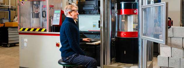 Forschende des KIT prüfen den klimafreundlichen Beton C-SINK hinsichtlich seiner Tragfähigkeit, Dauerhaftigkeit und Sicherheit.