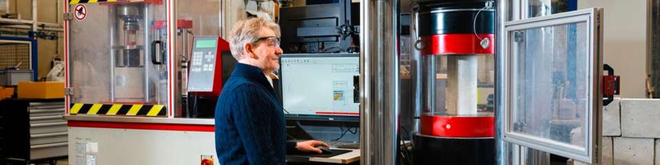 Forschende des KIT prüfen den klimafreundlichen Beton C-SINK hinsichtlich seiner Tragfähigkeit, Dauerhaftigkeit und Sicherheit.